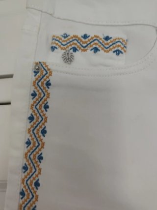 Vaqueros Tintoretto blancos con detalles