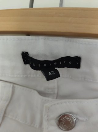 Vaqueros Tintoretto blancos con detalles