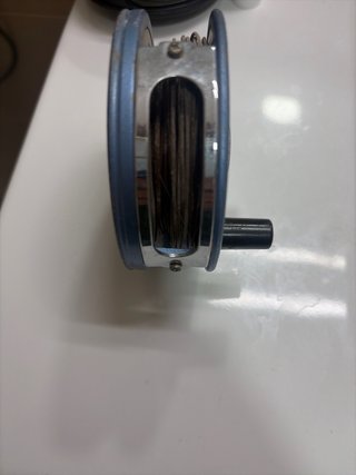 Carrete de pesca a mosca azul