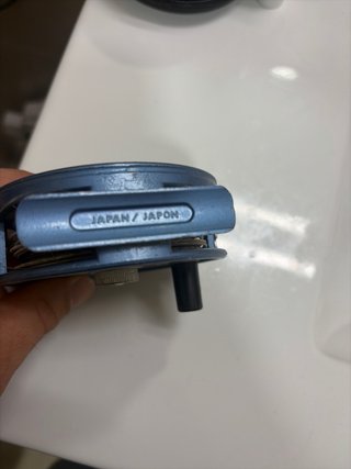 Carrete de pesca a mosca azul