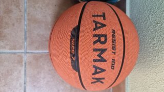 Balón de fútbol y baloncesto
