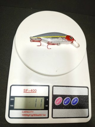 Señuelo de pesca plateado y rojo