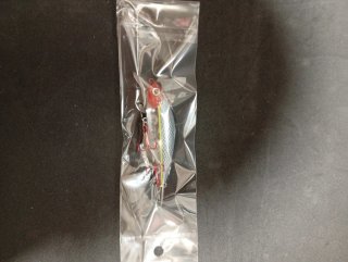 Señuelo de pesca plateado y rojo