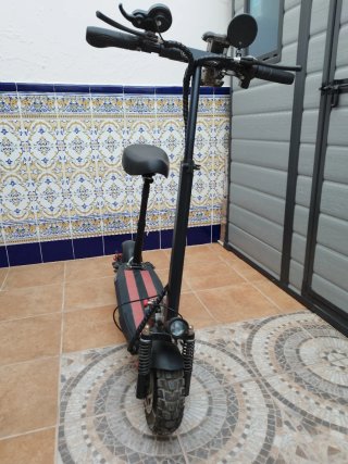 Monopatín eléctrico con sillín desmontable