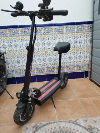 Monopatín eléctrico con sillín desmontable