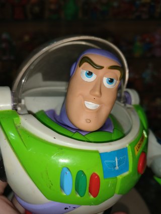 Figura con sonido Buzz Lightyear puño Lanzacohetes