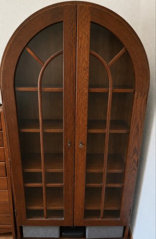 Vetrina in legno e vetro in stile olandese