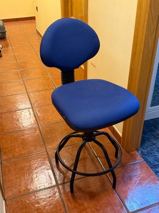 Silla de oficina azul y negra