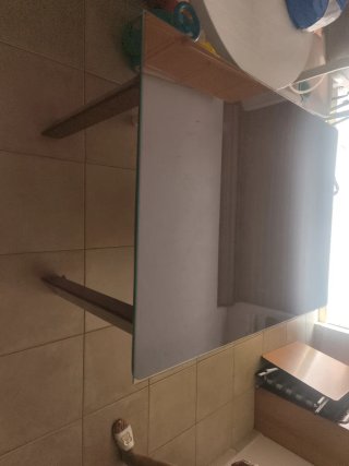 Mesa de salón de madera y cristal