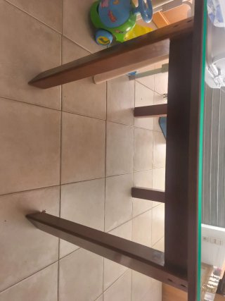 Mesa de salón de madera y cristal