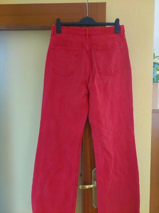 Pantalón vaquero Zara rojo