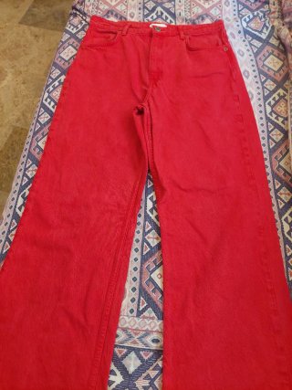 Pantalón vaquero Zara rojo