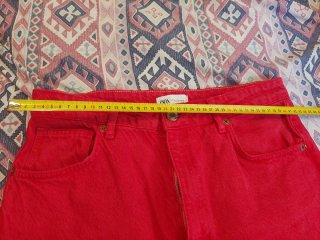 Pantalón vaquero Zara rojo