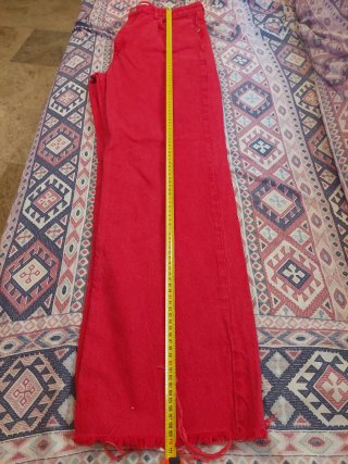 Pantalón vaquero Zara rojo
