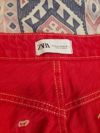Pantalón vaquero Zara rojo