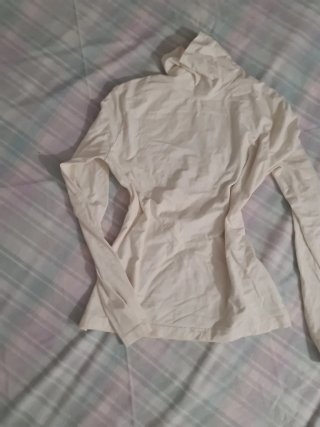 Polera blanca cuello alto.
