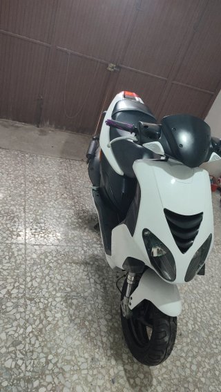 Piaggio NRG Scooter Blanco y Negro