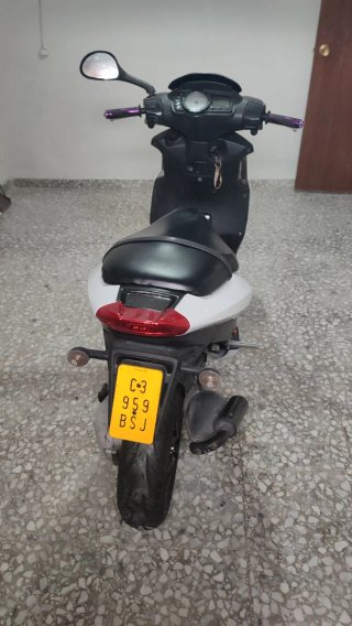 Piaggio NRG Scooter Blanco y Negro