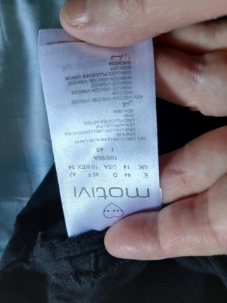 Tuta Motivi in lino nera. Pantaloni a palazzo.
