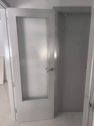 Puertas de interior grises con cristal