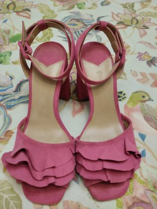 Sandalias fucsia con volantes