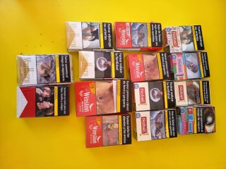 Cajetillas de tabaco vacías Winston, Camel, Marlbo
