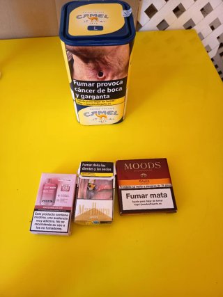 Cajetillas de tabaco vacías Winston, Camel, Marlbo