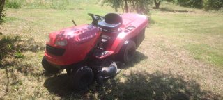 Tractor cortacésped Jonsered rojo