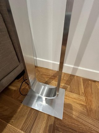 Lámpara de pie moderna El Corte Inglés.