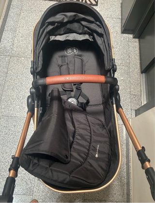 Carro de bebé Kinderkraft negro y dorado