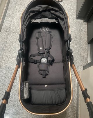 Carro de bebé Kinderkraft negro y dorado