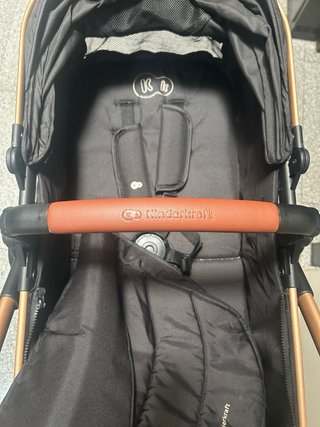 Carro de bebé Kinderkraft negro y dorado