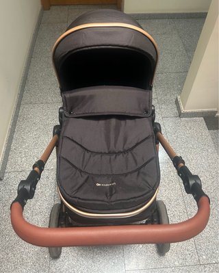 Carro de bebé Kinderkraft negro y dorado