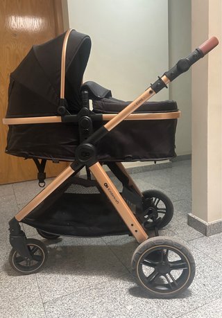 Carro de bebé Kinderkraft negro y dorado