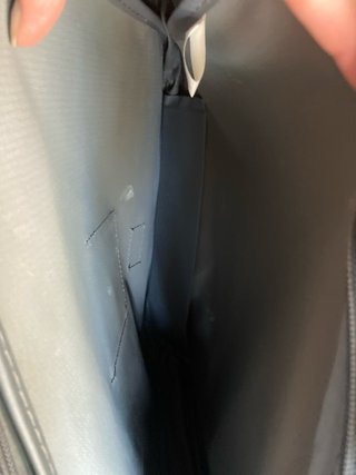 Bolso bandolera gris con detalle rojo