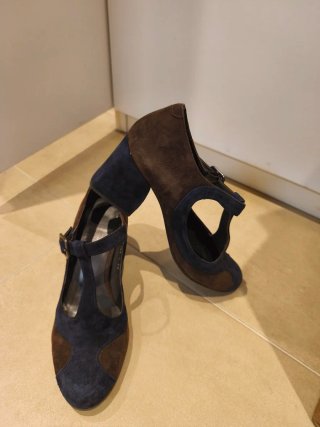 Zapatos de tacón azul y marrón