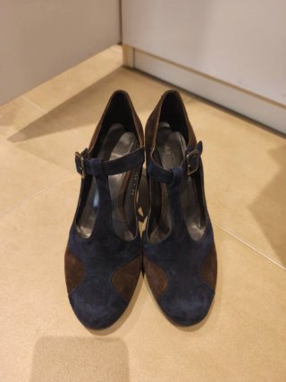 Zapatos de tacón azul y marrón