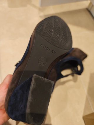 Zapatos de tacón azul y marrón