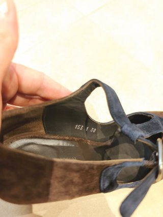 Zapatos de tacón azul y marrón