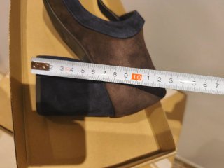 Zapatos de tacón azul y marrón