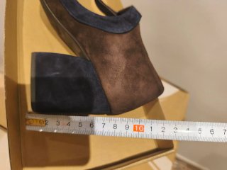 Zapatos de tacón azul y marrón
