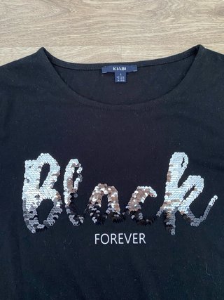Camiseta negra con letras brillantes
