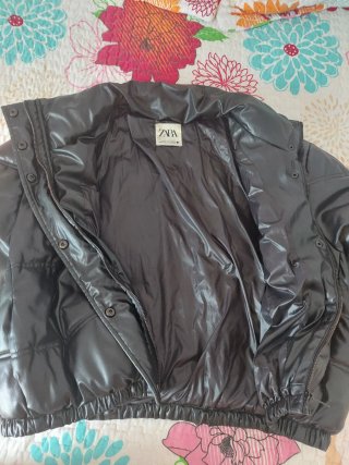 Cazadora Zara efecto piel negra.