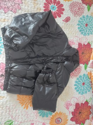 Cazadora Zara efecto piel negra.