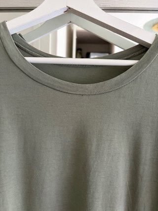 Camiseta verde con bordados