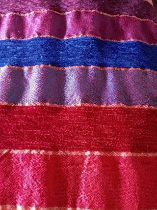 Colcha oriental multicolor con detalles dorados