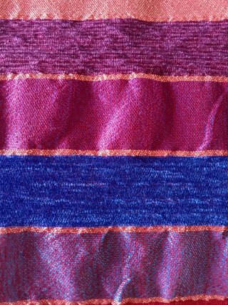 Colcha oriental multicolor con detalles dorados