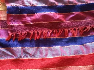 Colcha oriental multicolor con detalles dorados