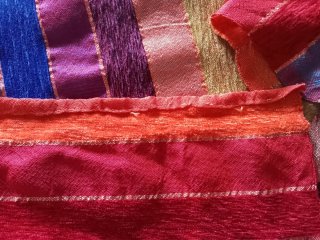 Colcha oriental multicolor con detalles dorados