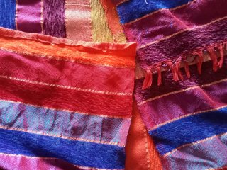 Colcha oriental multicolor con detalles dorados